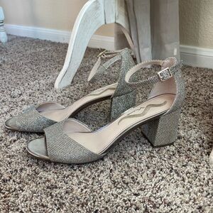 Nina heels women’s size 8, gorgeous vintage sparkle vibes.